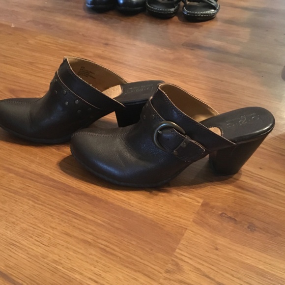 Ladies dark brown heeled clog by b.o.c. Size 8 - Picture 3 of 4